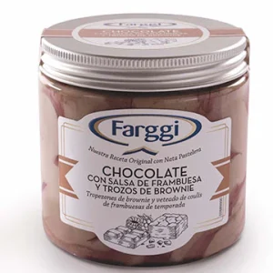 Helado de chocolate con salsa de frambuesa y trozos de brownie